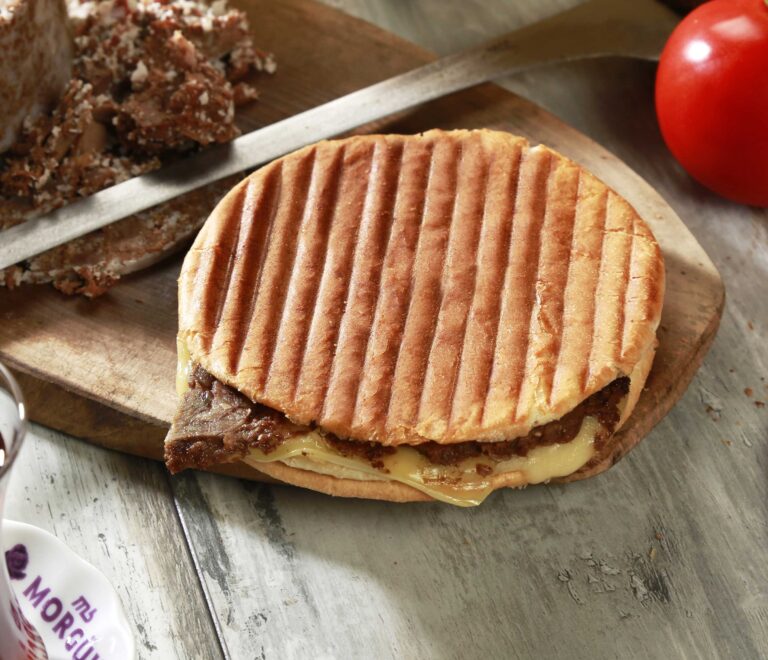 Kavurma Kaşar Tost